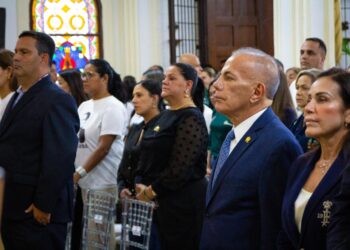 Gobernador Rosales oró a la Virgen de la Medalla Milagrosa por Venezuela y el Zulia