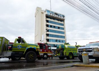 Bomberos de Maracaibo responde con 40 funcionarios y siete camiones el incendio generado este 28-N en la torre FullData