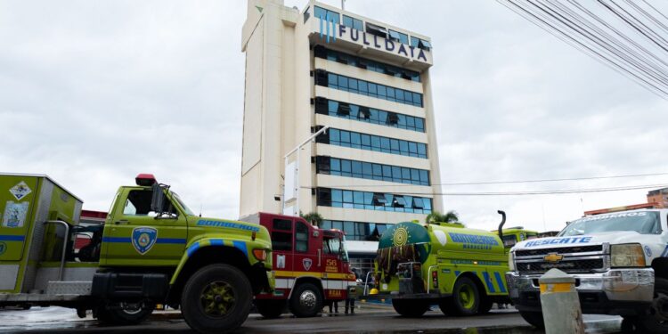 Bomberos de Maracaibo responde con 40 funcionarios y siete camiones el incendio generado este 28-N en la torre FullData