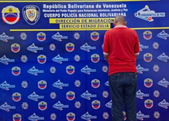 Funcionarios de la Dirección de Migración  pnb capturan a un ciudadano extranjero por el presunto delito de uso de documentos falsos.