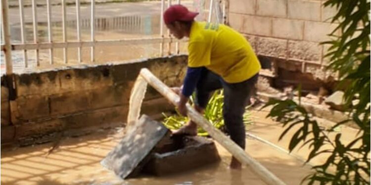 Plan de Respuesta Inmediata atiende inundaciones en viviendas en el barrio La Rinconada de Maracaibo