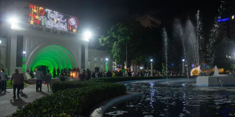 Alcaldía de Maracaibo enciende la Navidad en la Plaza de la República por tercer año consecutivo