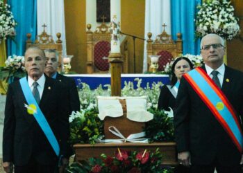 Manuel Rosales despide al Padre Vílchez en el Templo del Santísimo Cristo junto al pueblo san franciscano