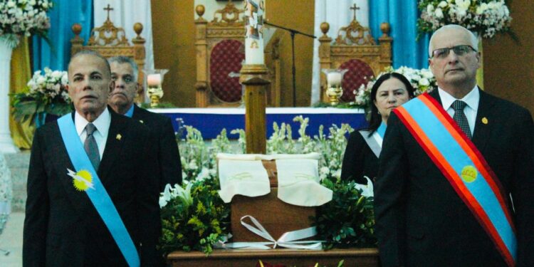 Manuel Rosales despide al Padre Vílchez en el Templo del Santísimo Cristo junto al pueblo san franciscano