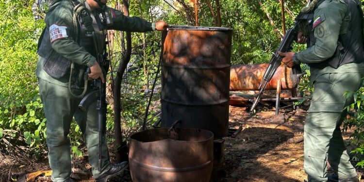 En el Municipio Miranda la GNB desmanteló laboratorio clandestino dedicado a producción de hidrocarburos