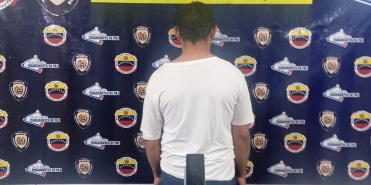 Detenido sujeto que intento matar a su esposa lanzandola de un segundo piso por las escaleras de su vivienda,