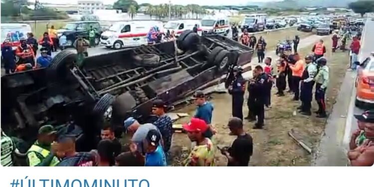 Fue reportado cerca de las 4 de la tarde de este 29 de diciembre, un fuerte accidente y múltiples víctimas fatales y heridos