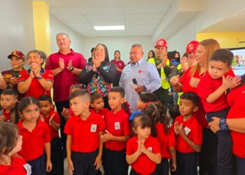 Niños y niñas del CEI Serrano regresan a clases estrenando escuela Reinagurada por Bricomiles