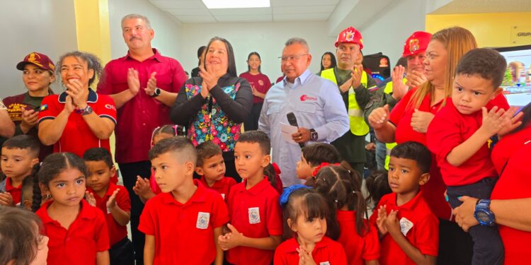 Niños y niñas del CEI Serrano regresan a clases estrenando escuela Reinagurada por Bricomiles