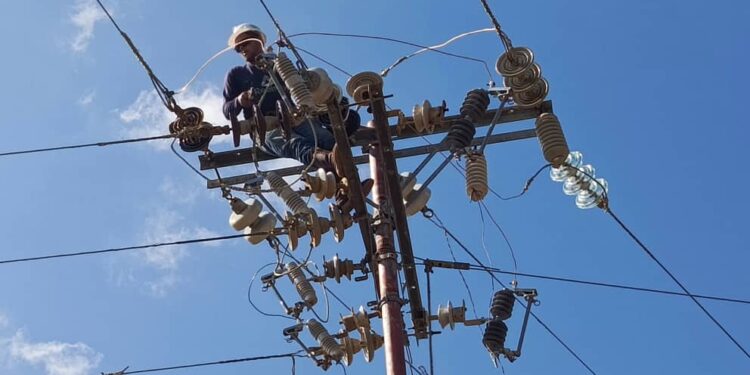 Corpoelec realizó 460 trabajos técnicos en redes de distribución en Zulia