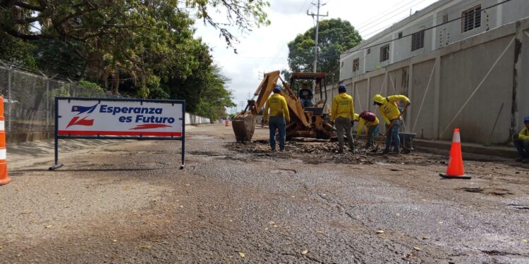 Continúan trabajos de recuperación vial en la avenida Arimpia de Machiques de Perijá