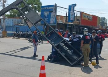 Cae Semáforo en la avenida las Delicias….