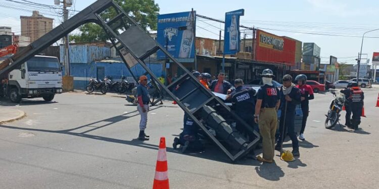 Cae Semáforo en la avenida las Delicias….