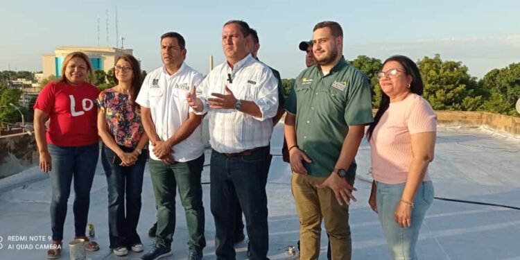 el alcalde (E) Adrian romero inauguró la impermeabilización de los edificios sabana libre