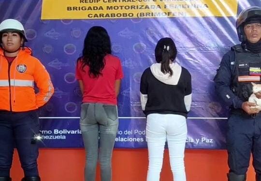 Funcionarios de la Policía Nacional Bolivariana del estado Carabobo detuvieron a dos ciudadanas por lanzar un gato por el aire.