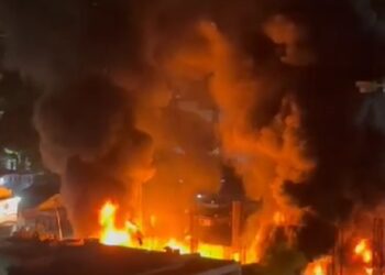 Reportan un incendio de gran magnitud en Las Mercedes, estado Miranda en una construcción de la zona.