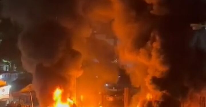 Reportan un incendio de gran magnitud en Las Mercedes, estado Miranda en una construcción de la zona.