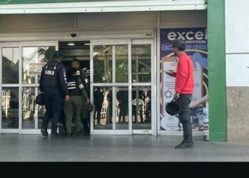 pánico en el centro comercial galerías mall por presunto artefacto explosivo….