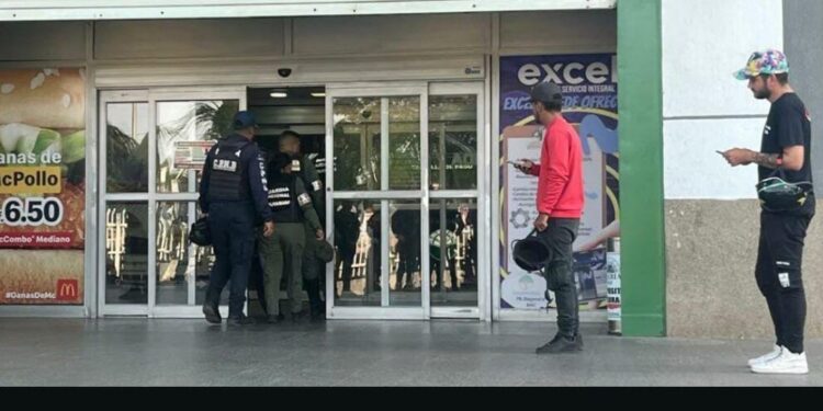 pánico en el centro comercial galerías mall por presunto artefacto explosivo….