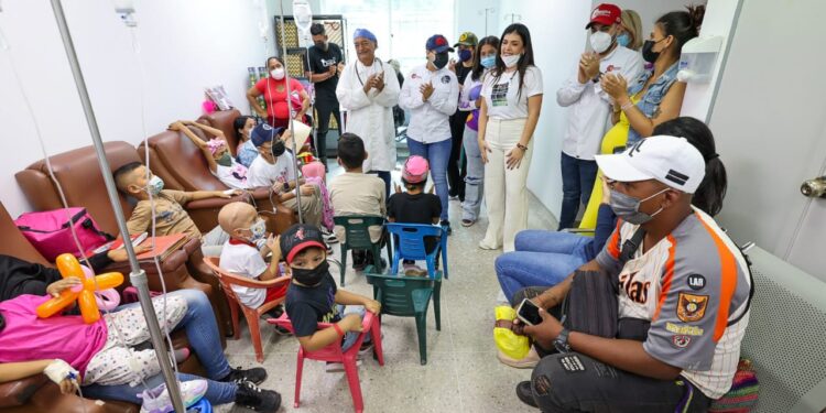 Corpozulia entrega 1.160 insumos médicos al Hospital Universitario de Maracaibo