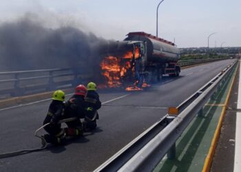 Una Gandola con combustible de prendió fuego en el puente sobre el lago de Maracaibo