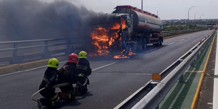 Una Gandola con combustible de prendió fuego en el puente sobre el lago de Maracaibo