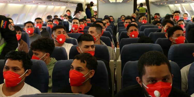 Arriba Plan Vuelta a la Patria desde la República de Honduras con 198 connacionales