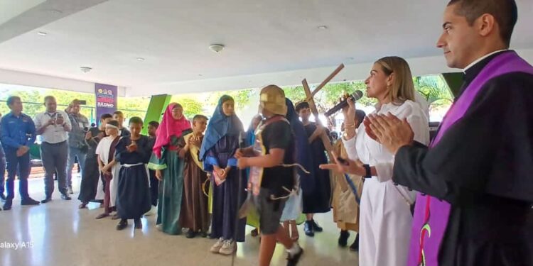 Vía Crucis de Jesucristo escenifican en la Fundación Niño Zuliano