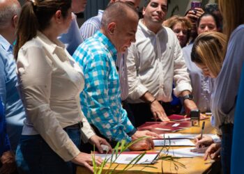 Rosales formaliza su inscripción ante el CNE: “El voto es el instrumento más poderoso para construir los cambios que aspiramos”