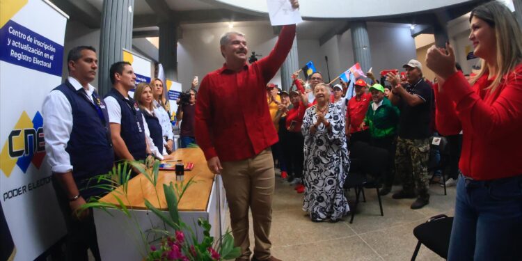 El Huracán Bolivariano del Zulia acompañó la inscripción de la candidatura de Luis Caldera