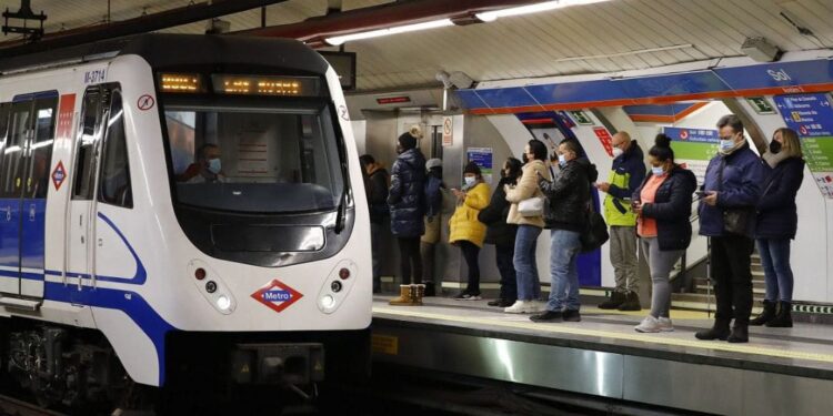 Retrasos en el Metro de Madrid por la festividad de Semana Santa