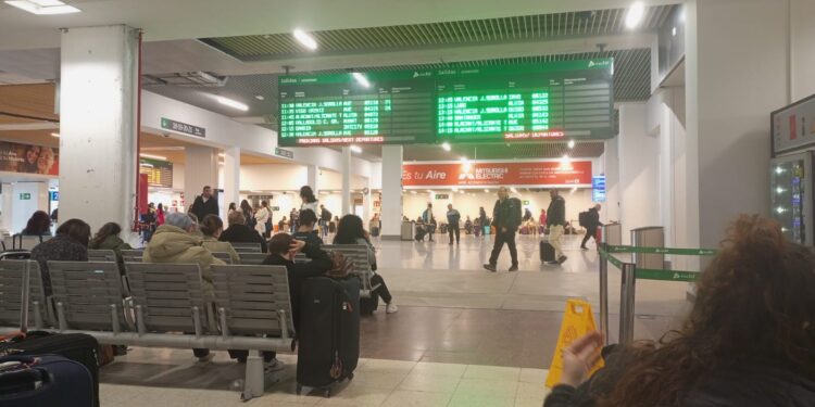 Todavía se mueve mucha gente en el terminal de autobuses de Madrid