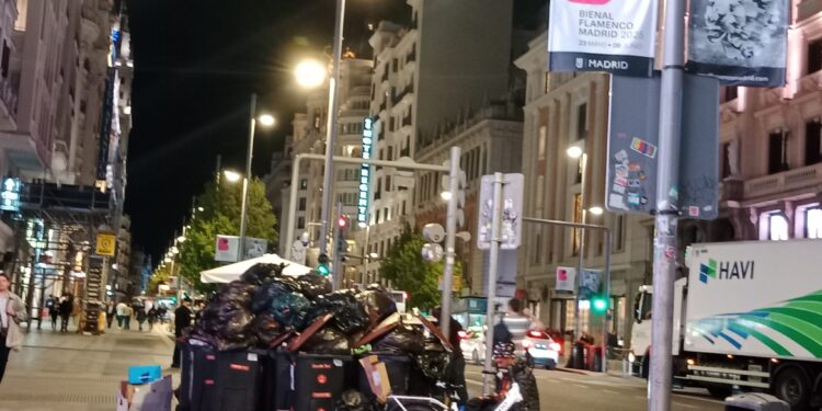 Cuarto día de huelga de limpieza en Madrid: la basura se acumula y crecen las quejas vecinales
