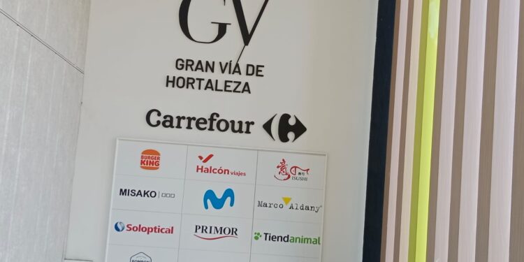 Un cortocircuito en un Burger King del Centro Comercial Gran Vía de Hortaleza moviliza a los bomberos en la madrugada