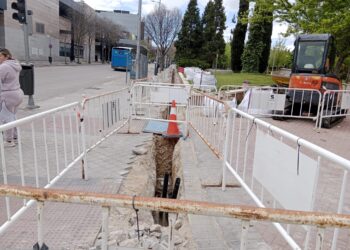 Nueva fuga de gas en Hortaleza obliga a cortar completamente la acera tras una reparación fallida
