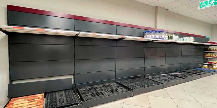 España a oscuras durante más de 10 horas: supermercados vacíos, pagos en efectivo y caos en las calles