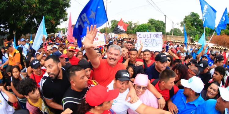 Con una gran multitud de zulianos y zulianas inicia Luis Caldera la campaña por la gobernación del Zulia