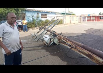 se cae un posta en el barrio libertador