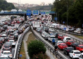 Retenciones en las salidas de Madrid por el inicio del puente de mayo