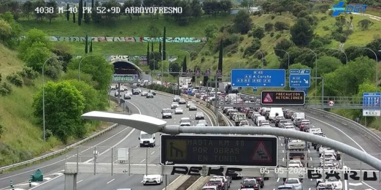 Gran atasco en la M-40 por caída de planchas en los túneles del Pardo