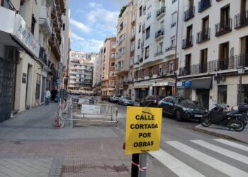 Calle Sagasta cerrada por obras del Canal de Isabel II