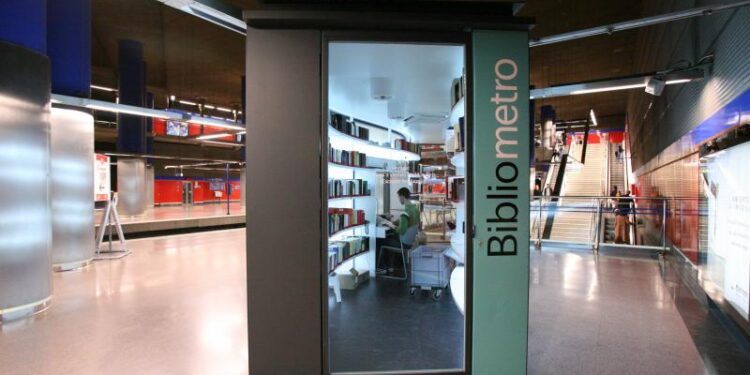 Nuevo Bibliometro en la estación de Mar de Cristal: más libros al alcance de los viajeros