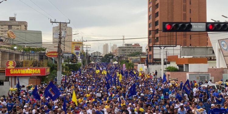 La fuerza del Zulia tomó la calle 72 en espera de Manuel Rosales