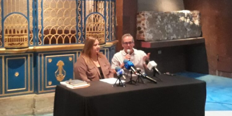 Encuentro con los medios en el Teatro Baralt.