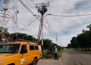 Benefician a más de 12 mil zulianos con mantenimientos de redes eléctricas