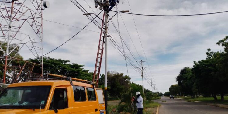 Benefician a más de 12 mil zulianos con mantenimientos de redes eléctricas