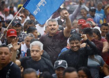 Bajo lluvia de bendiciones el gobernador electo, Luis Caldera, marchó junto a su pueblo por la victoria del Zulia