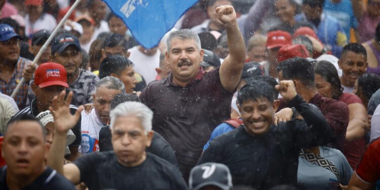 Bajo lluvia de bendiciones el gobernador electo, Luis Caldera, marchó junto a su pueblo por la victoria del Zulia