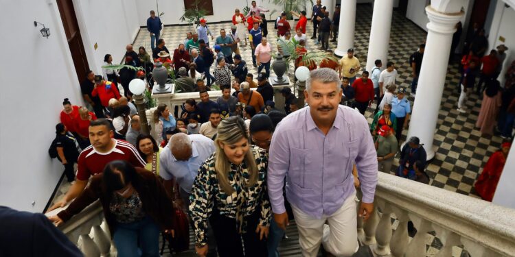 El Gobernador Caldera anuncia creación de tres secretarías en su instalación en el Palacio de Gobierno