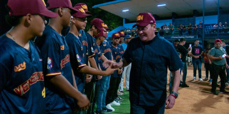 Di Martino compartió con la Pequeña Liga de Béisbol Coquivacoa su 70 aniversario
